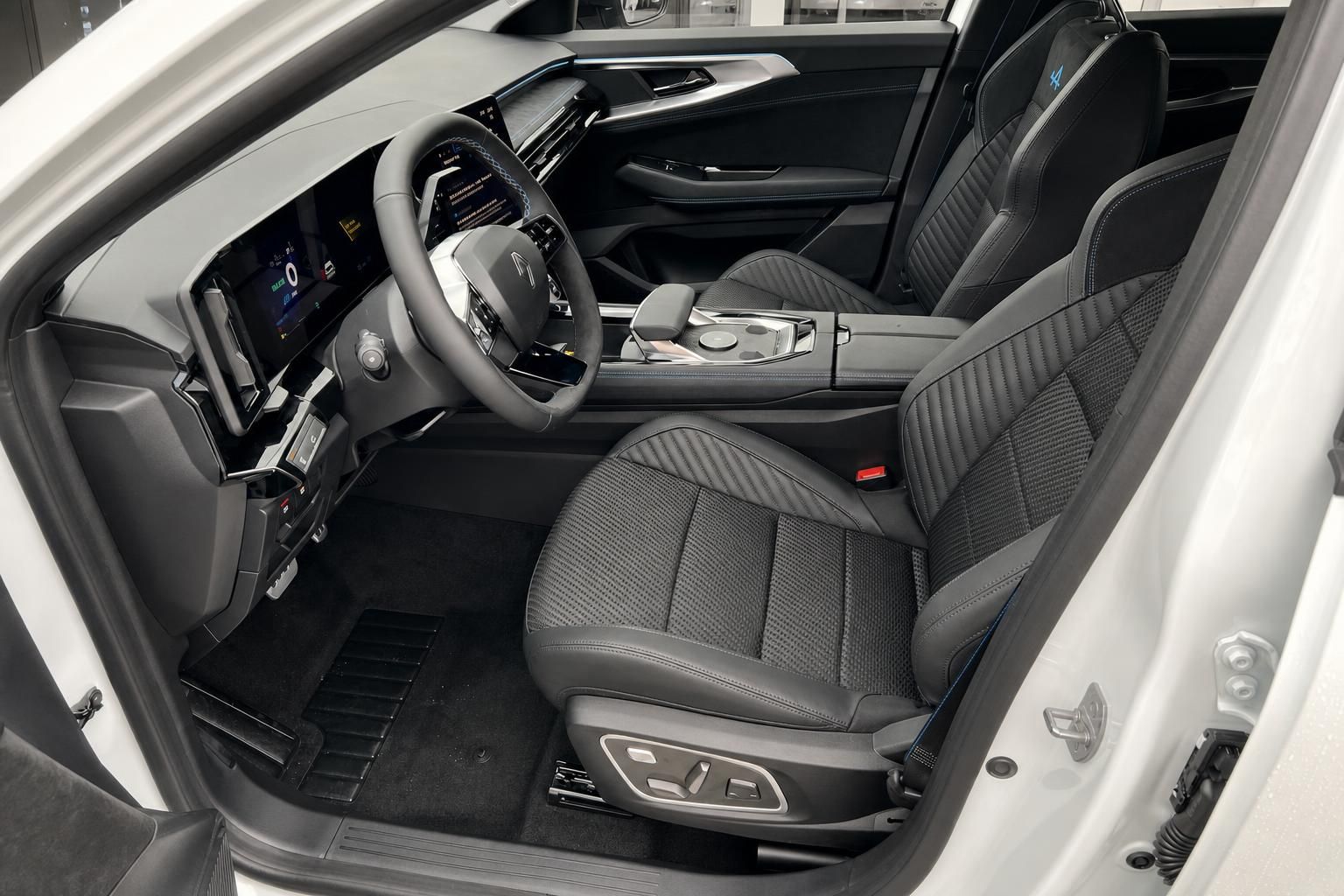 Innenraum Renault Espace mit schwarzen Ledersitzen und Cockpit