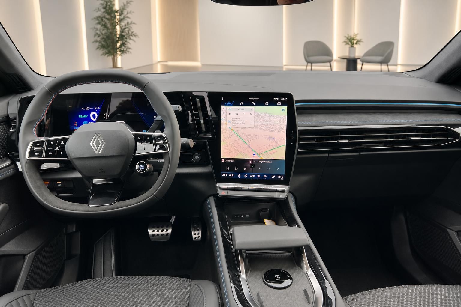 Renault Cockpit mit Lenkrad und Touchscreen-Navigation im Innenraum