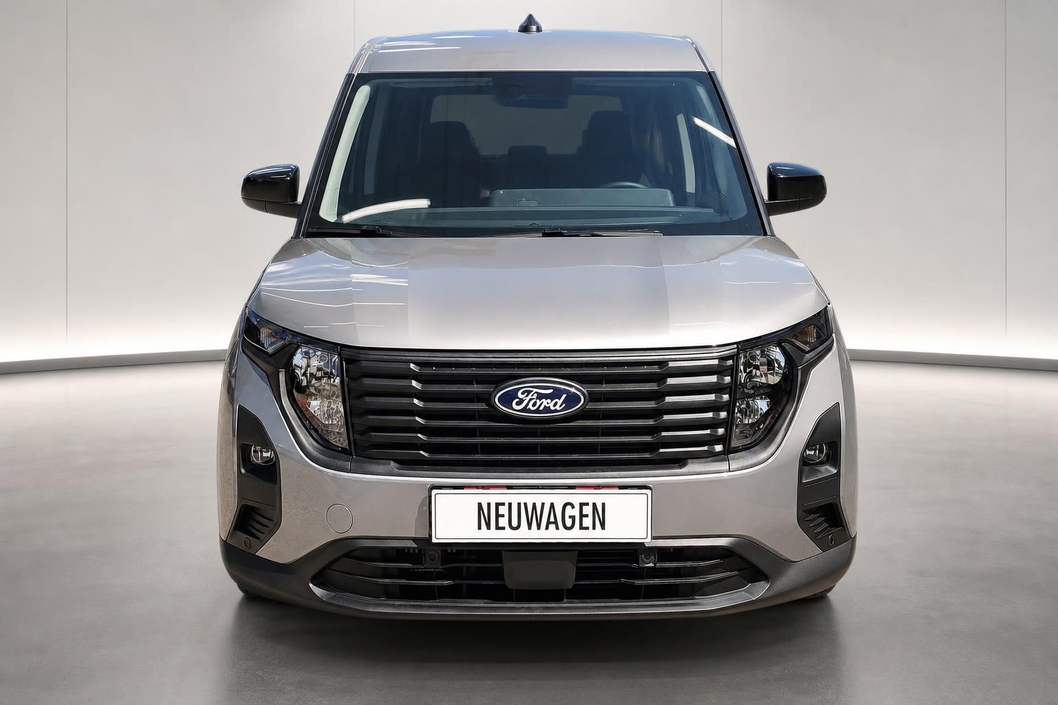Ford Tourneo silber, Frontansicht direkt im Fotostudio