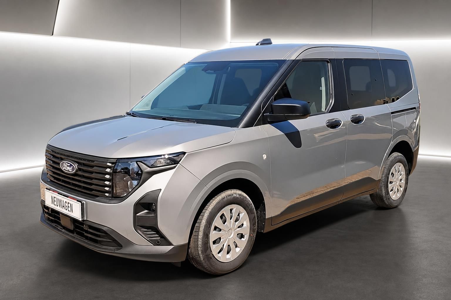 Ford Tourneo silber, Frontansicht schraeg im Showroom