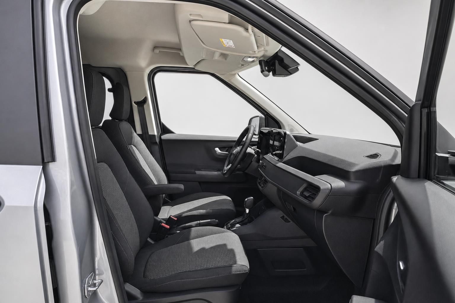 Ford Fahrzeuginnenraum mit Sitzen, Armaturenbrett und Lenkrad