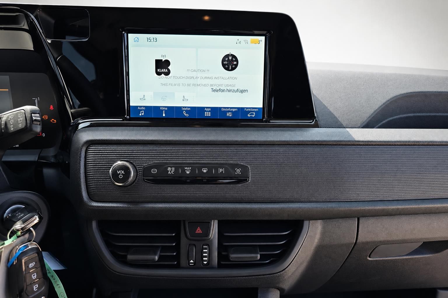 Ford Infotainment-Display mit Schutzfolie im Fahrzeuginnenraum