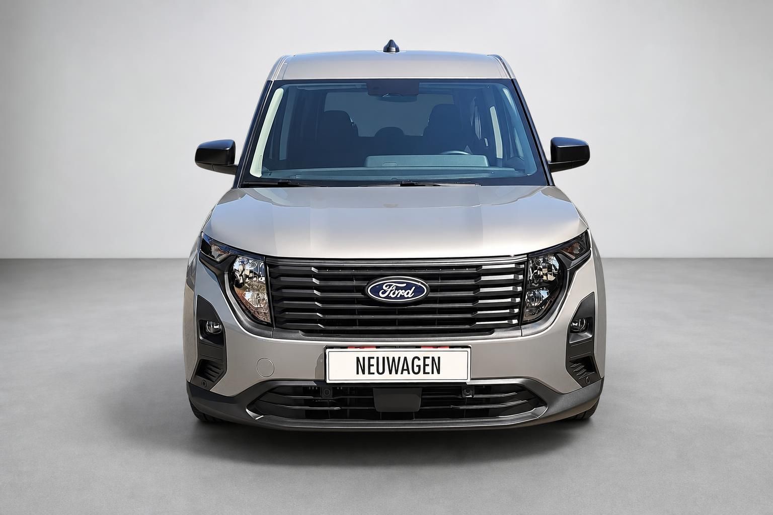 Ford Tourneo Courier Frontansicht in Beige-Metallic im Studio