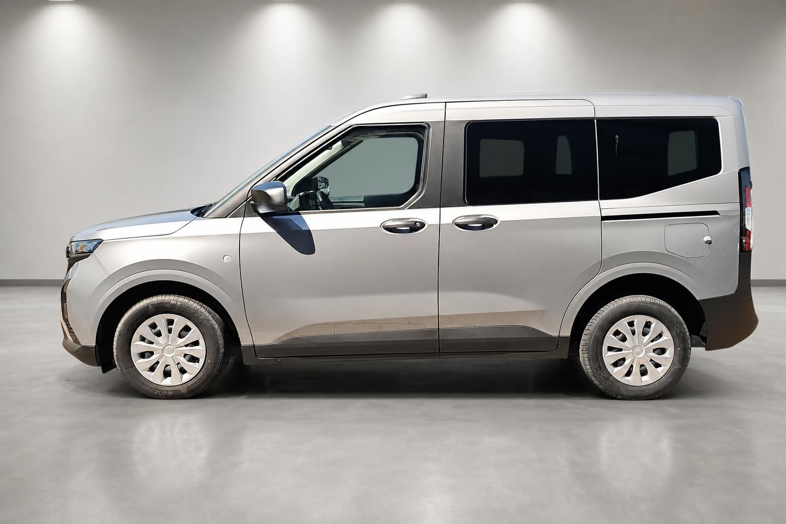 Ford Tourneo Courier Seitenansicht silbergrau im Fotostudio