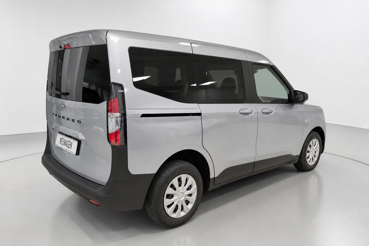 Ford Tourneo silber, Heckansicht schraeg im Fotostudio