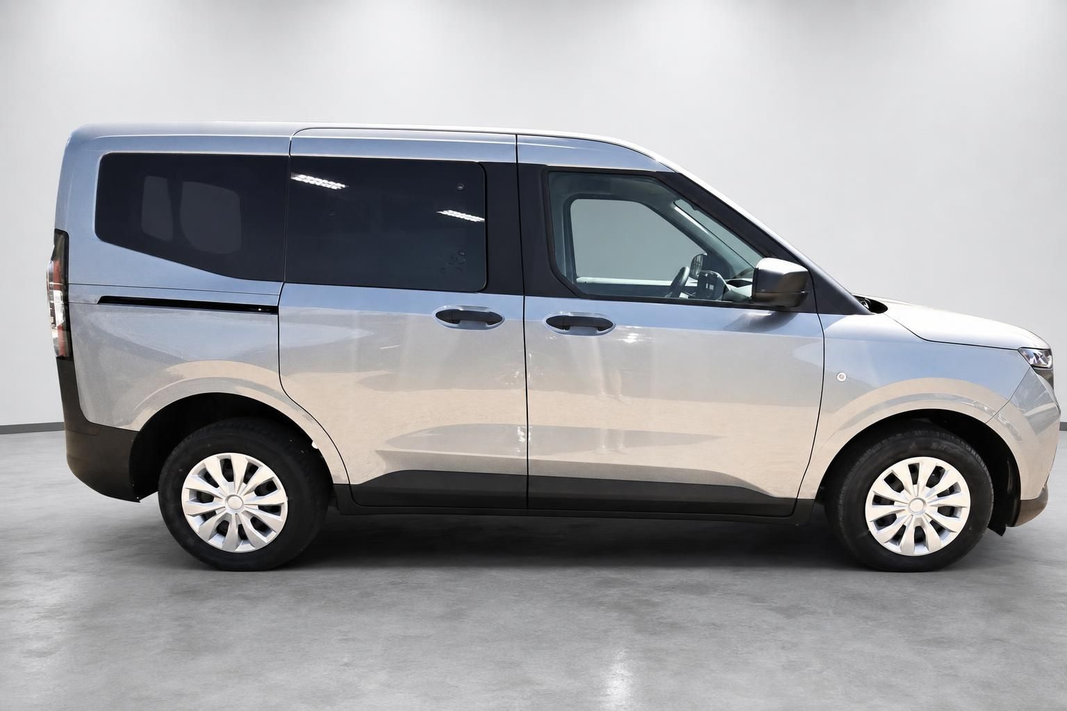 Ford Tourneo silber, Seitenansicht im Fotostudio