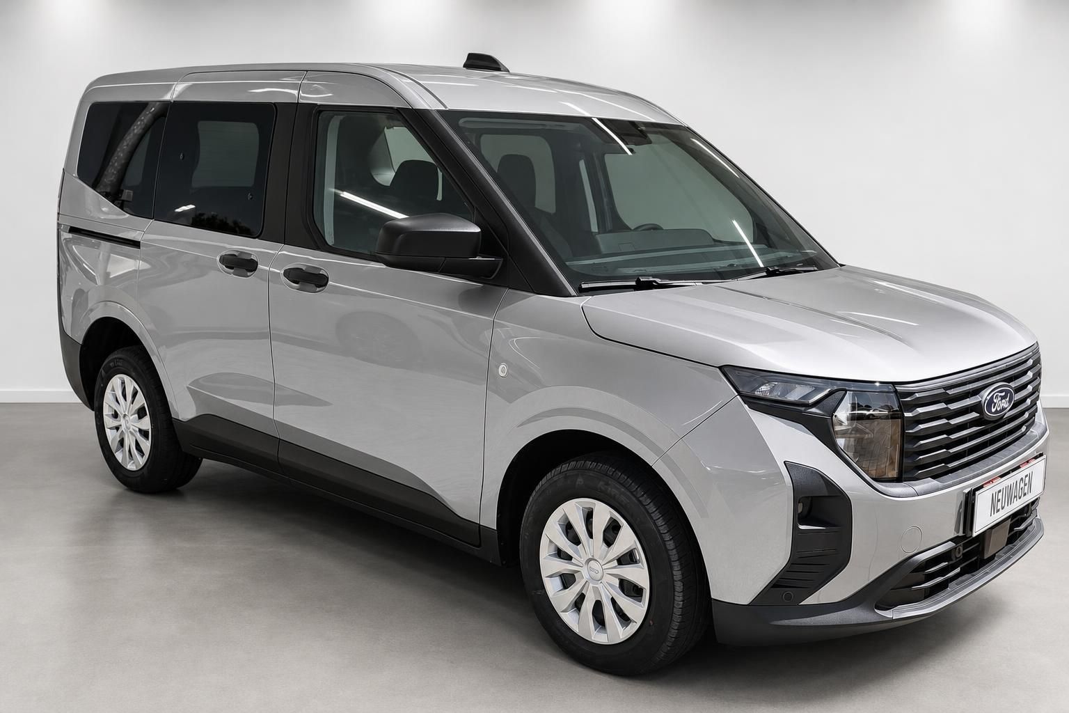 Ford Tourneo silber, Frontansicht schraeg im Fotostudio