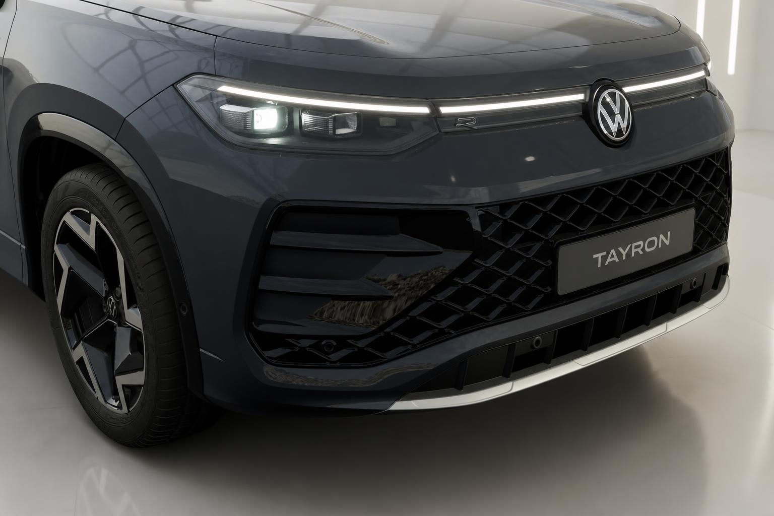 VW Tayron Frontdetail mit Kühlergrill und Scheinwerfer