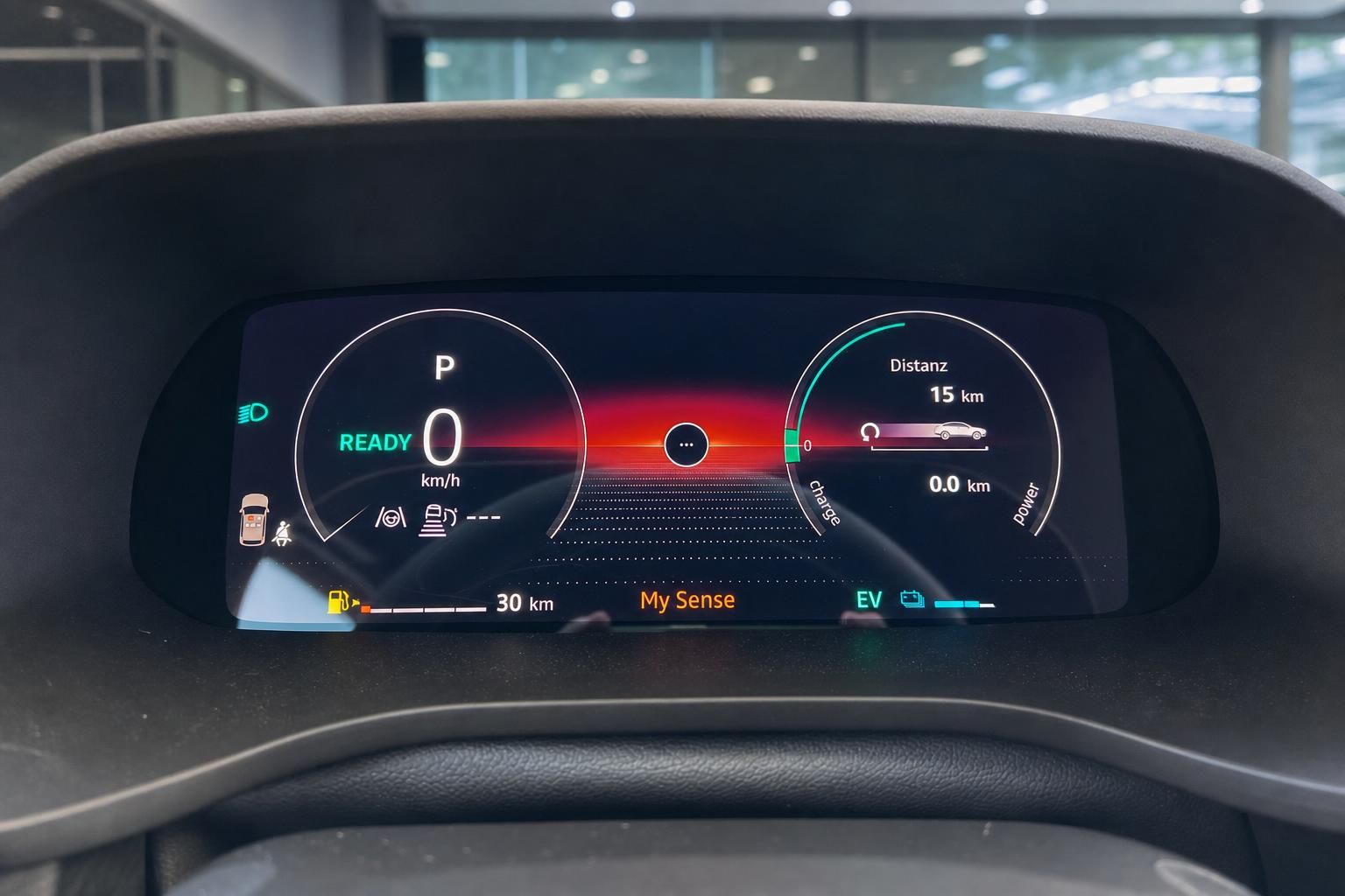 Renault digitales Cockpit mit Elektrofahrzeug-Anzeigen und Distanzmesser