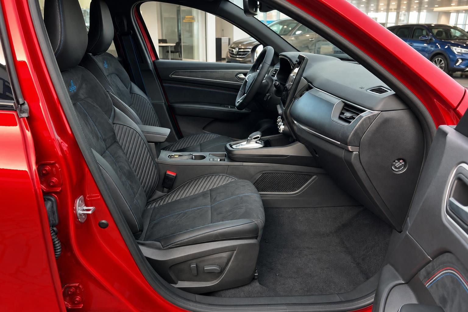 Roter Renault Innenraum mit schwarzen Sportsitzen und Carbon-Dekor-Elementen