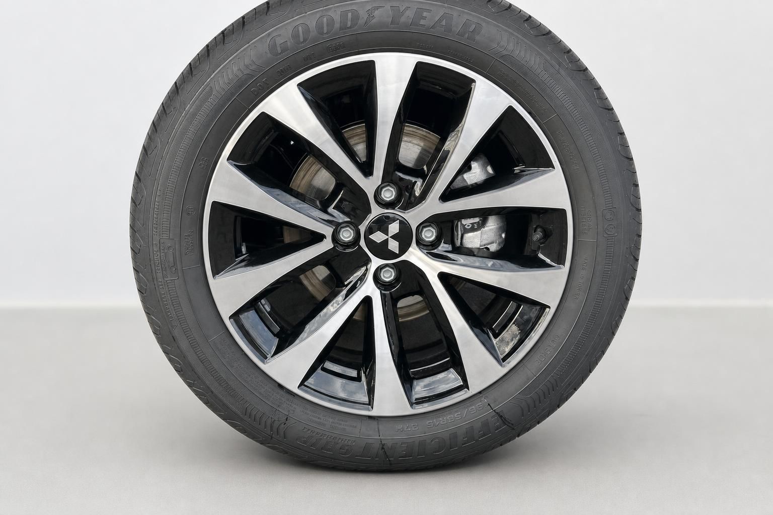 Mitsubishi Leichtmetallfelge mit Goodyear Reifen im Detail