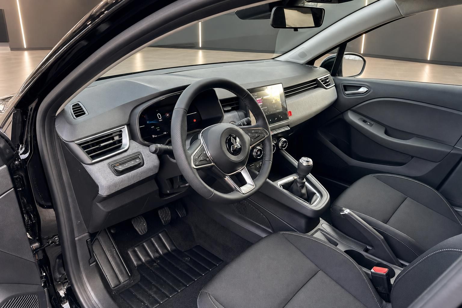 Mitsubishi Innenraum Fahrerseite mit Cockpit und Schaltgetriebe