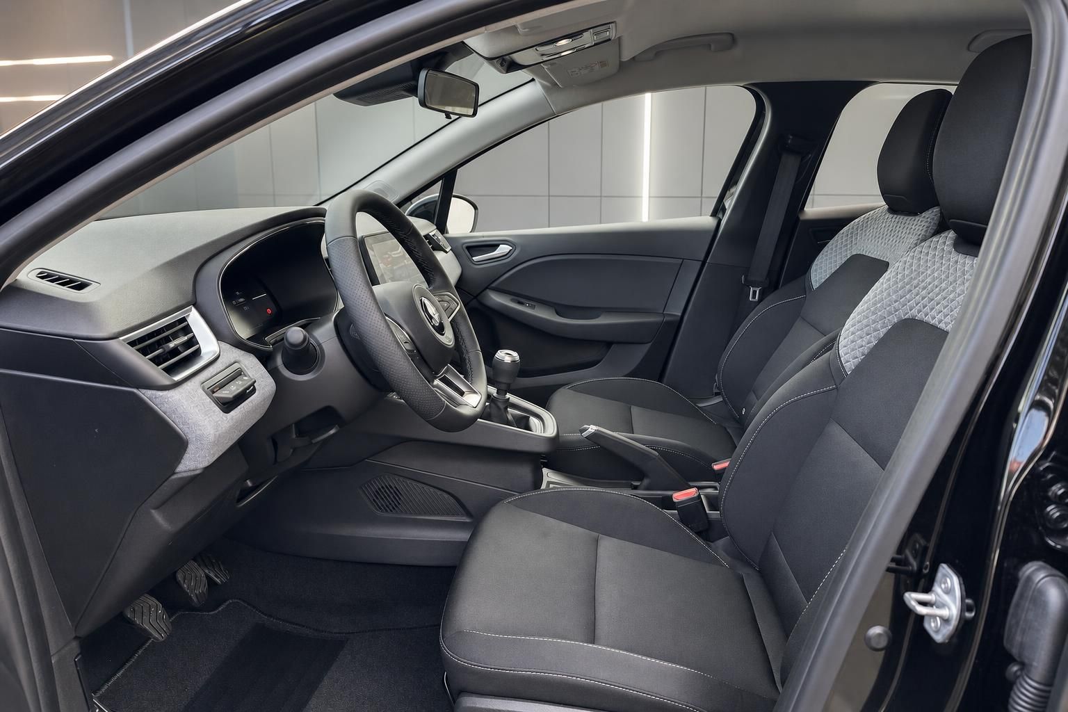 Mitsubishi Innenraum Vordersitze und Cockpit seitliche Ansicht