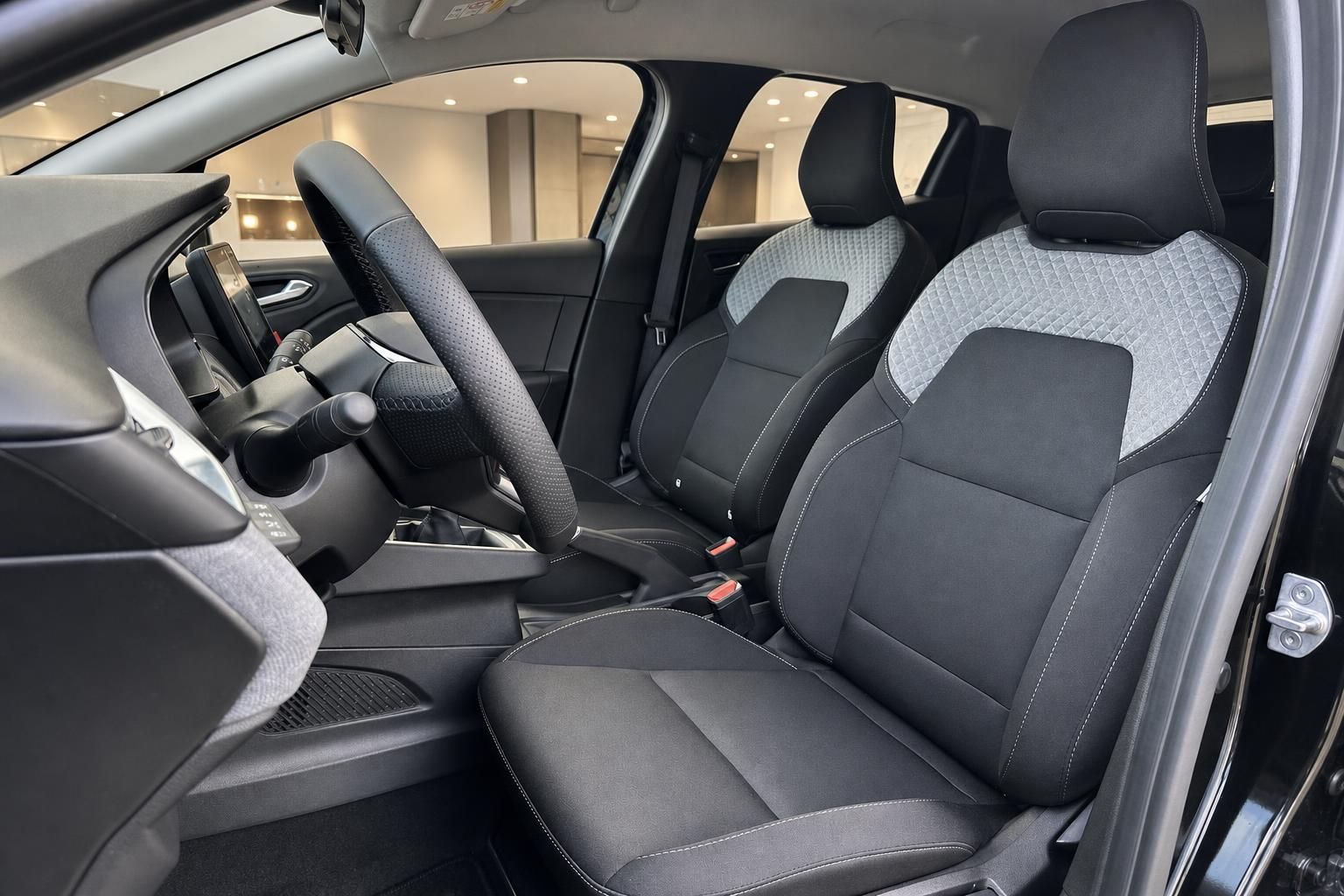 Mitsubishi Vordersitze schwarz mit grauem Stoffmuster Innenansicht