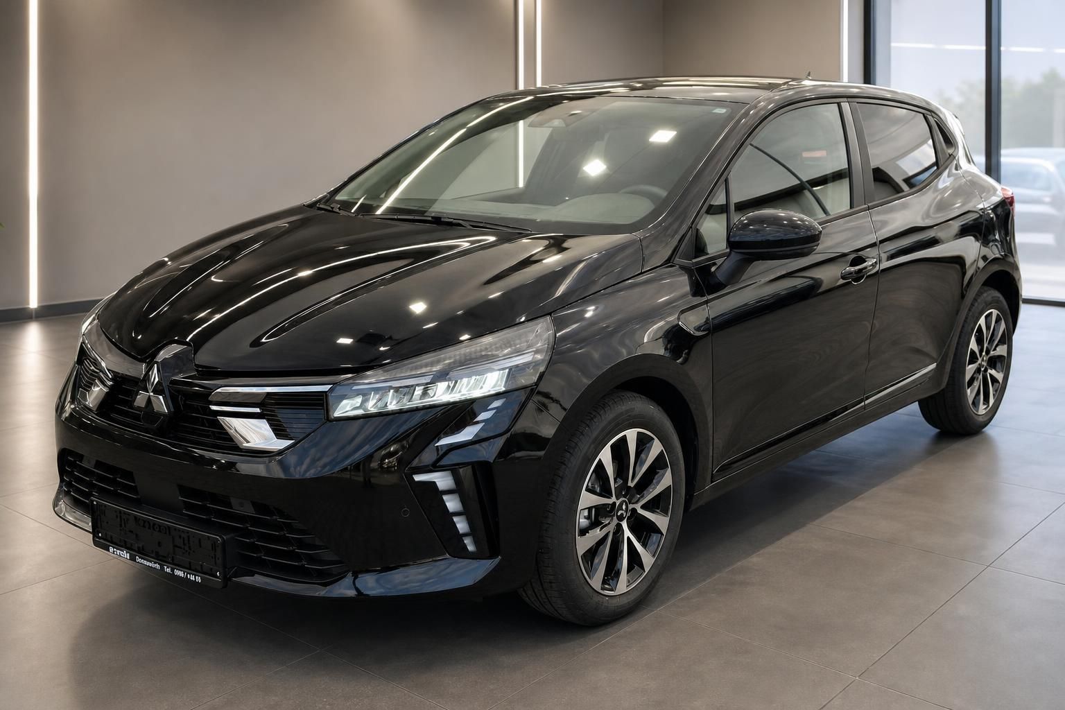 Schwarzer Mitsubishi Kompaktwagen Frontansicht schraeg im Autohaus