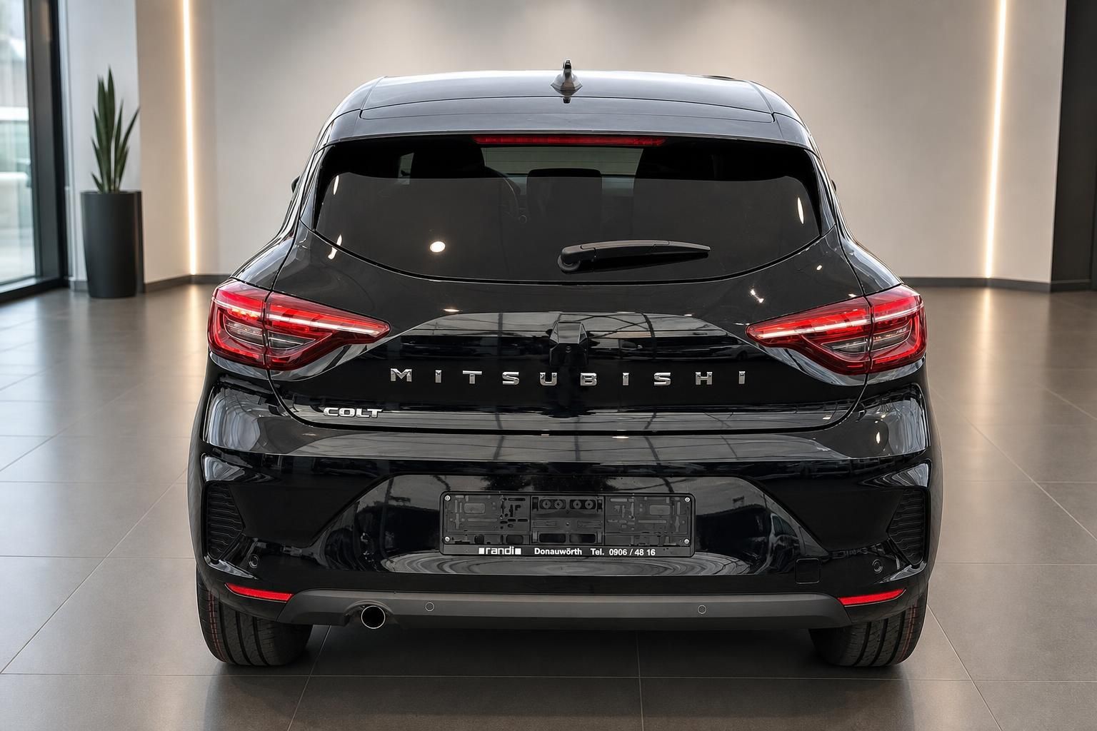 Mitsubishi Colt schwarz, Heckansicht mit Rückleuchten