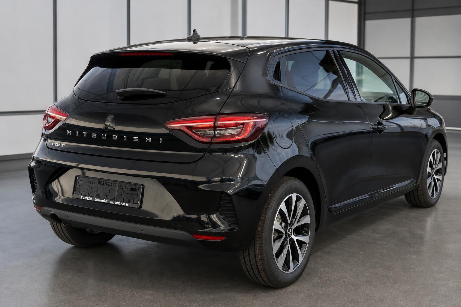 Mitsubishi Colt in Schwarz, Heck-Seitenansicht schräg