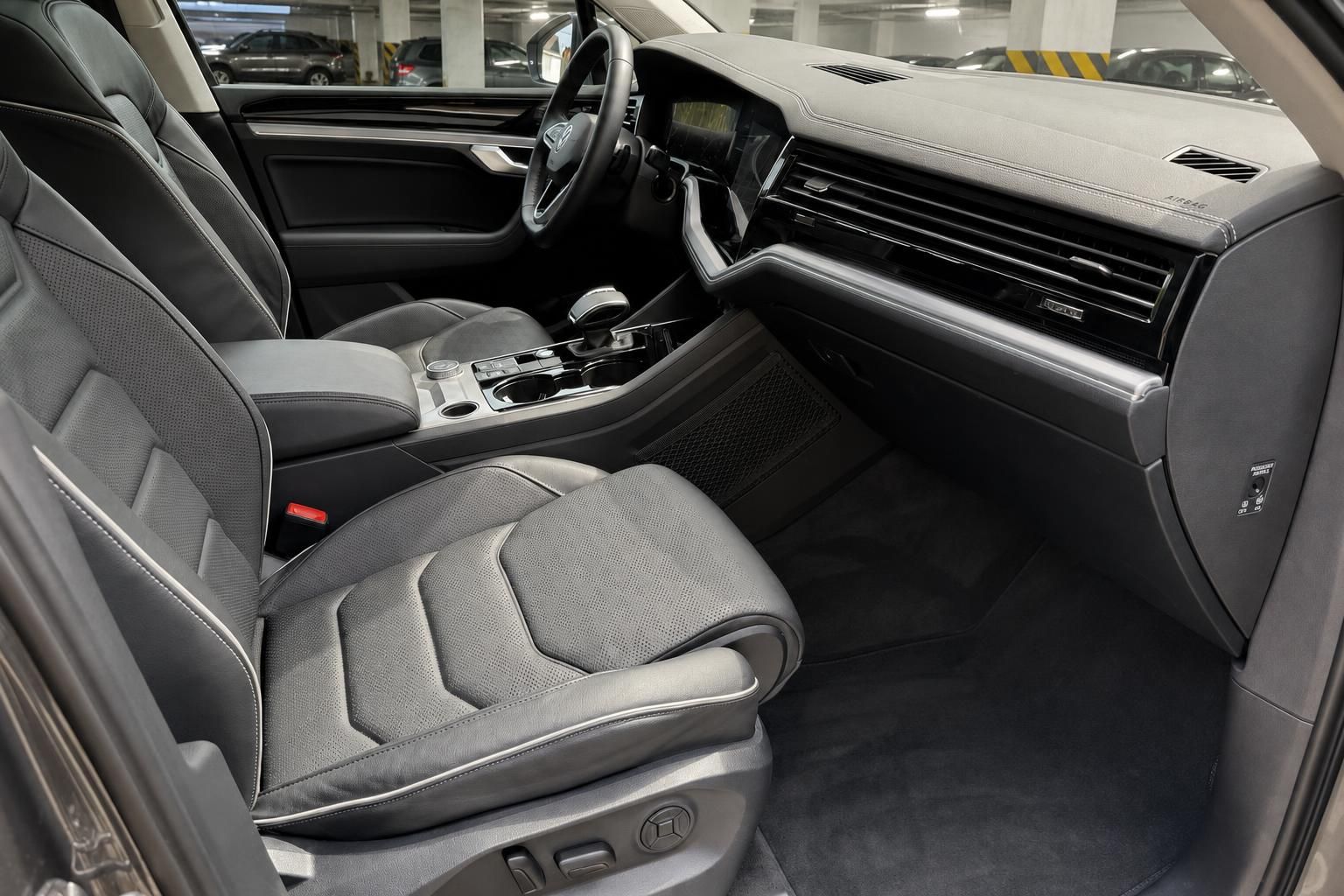 VW Touareg Innenraum mit Ledersitzen und Armaturenbrett