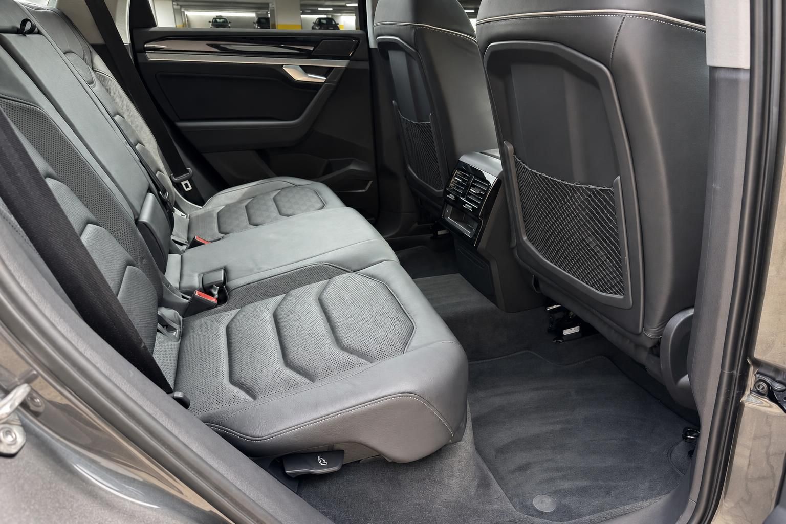 VW Touareg Rücksitze mit Ledersitzen und Netztasche im Innenraum