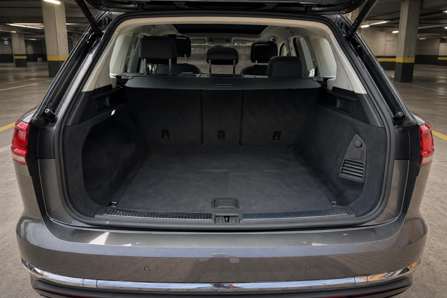VW Touareg Kofferraum mit umgeklappten Rücksitzen und viel Stauraum