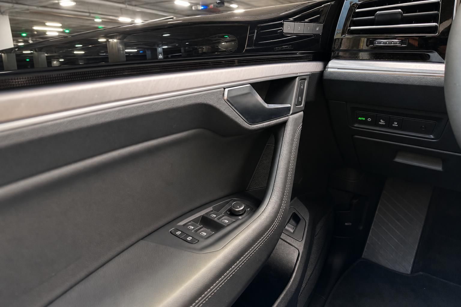 VW Touareg Türverkleidung mit Bedienelementen und Fensterhebern im Detail