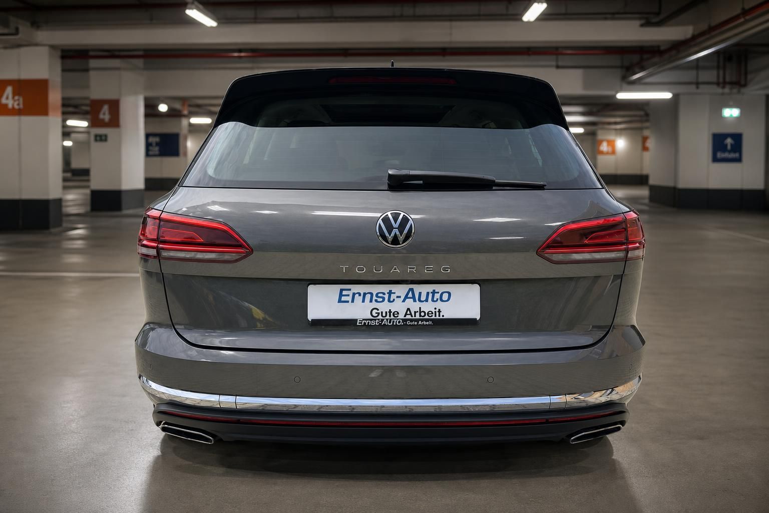VW Touareg Heckansicht in Grau mit LED-Rückleuchten in Tiefgarage