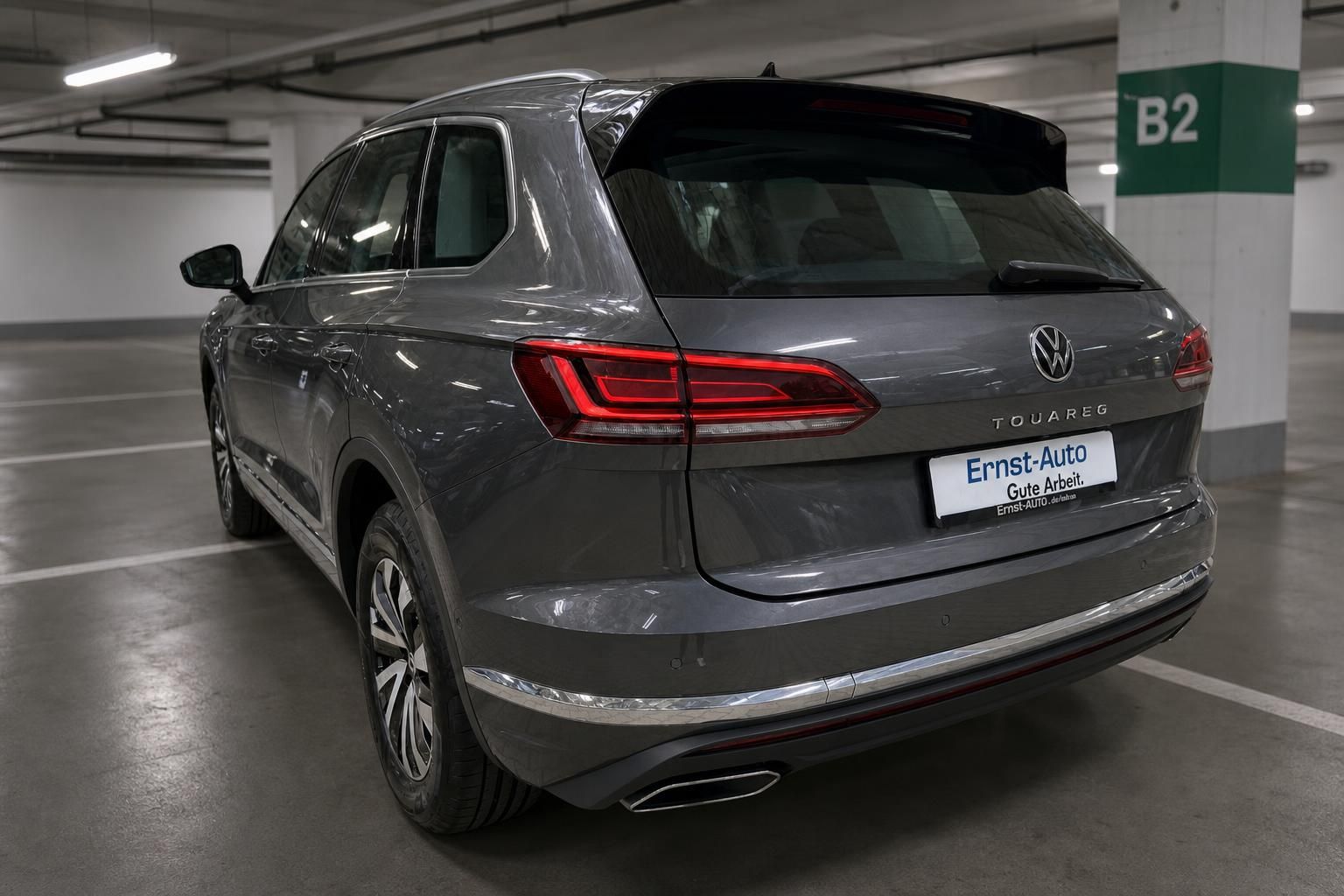 VW Touareg grau Heckansicht mit Ruecklichtern in Garage