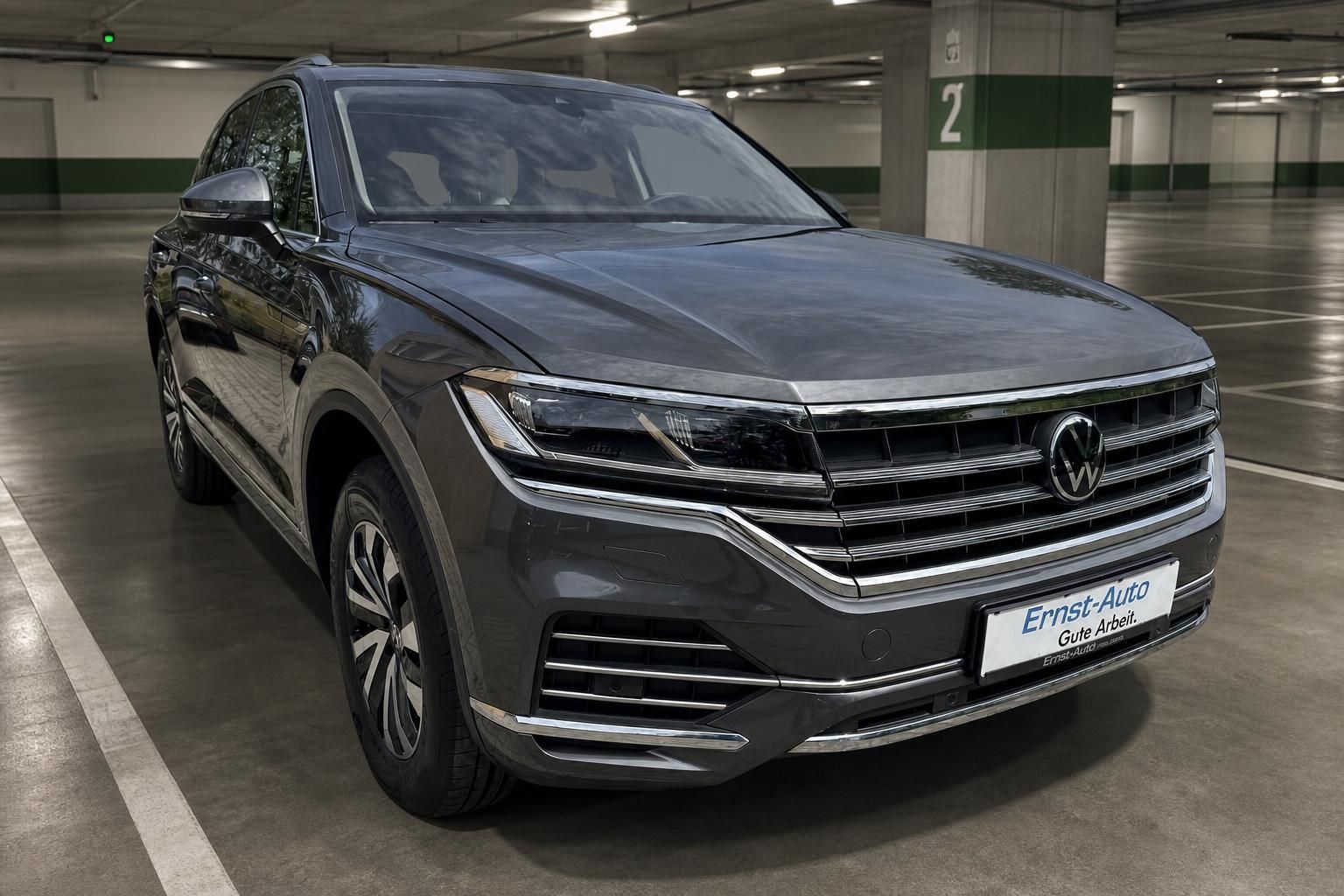 VW Touareg grau Frontansicht in Tiefgarage geparkt