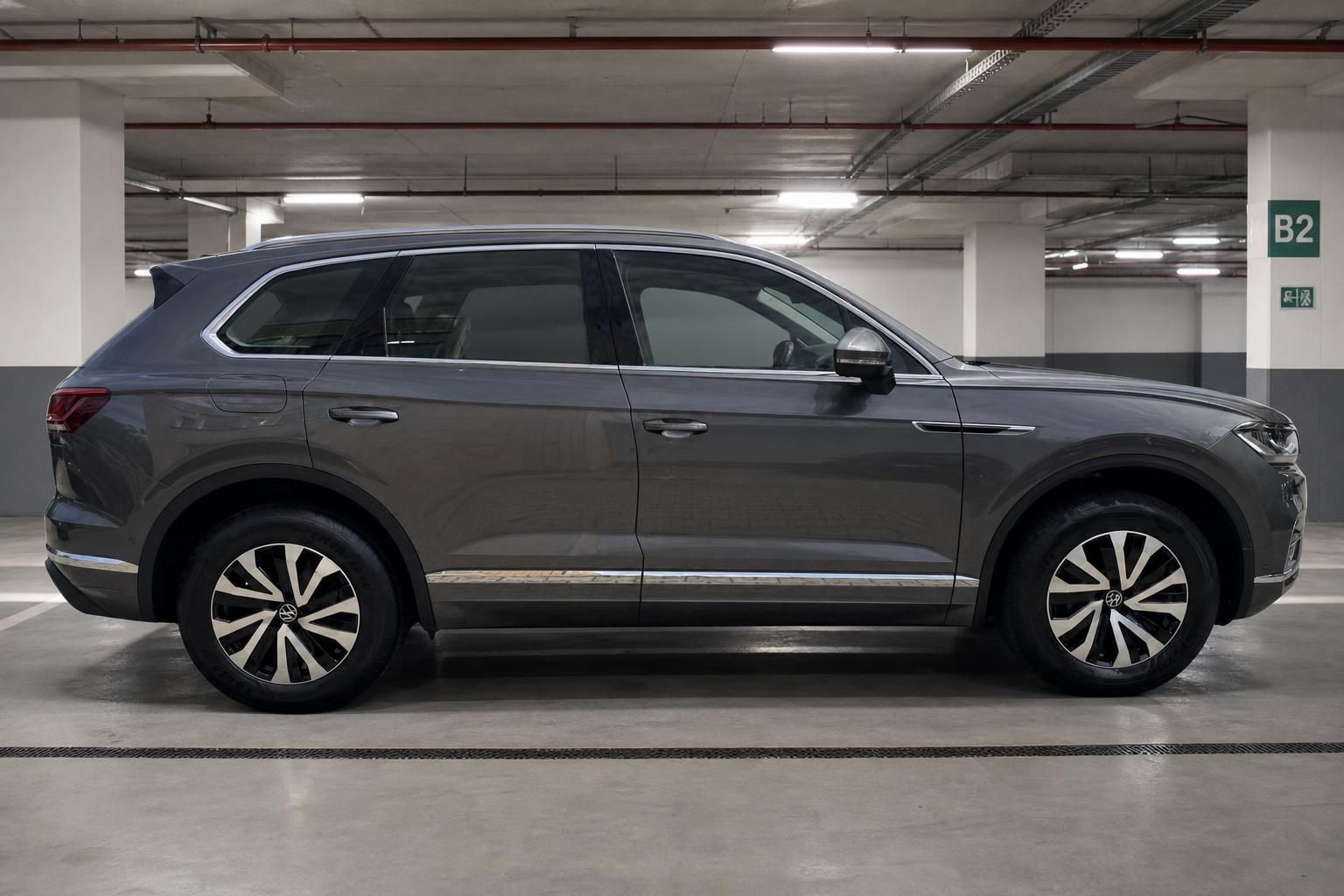 Volkswagen Touareg grau Seitenansicht in Parkgarage