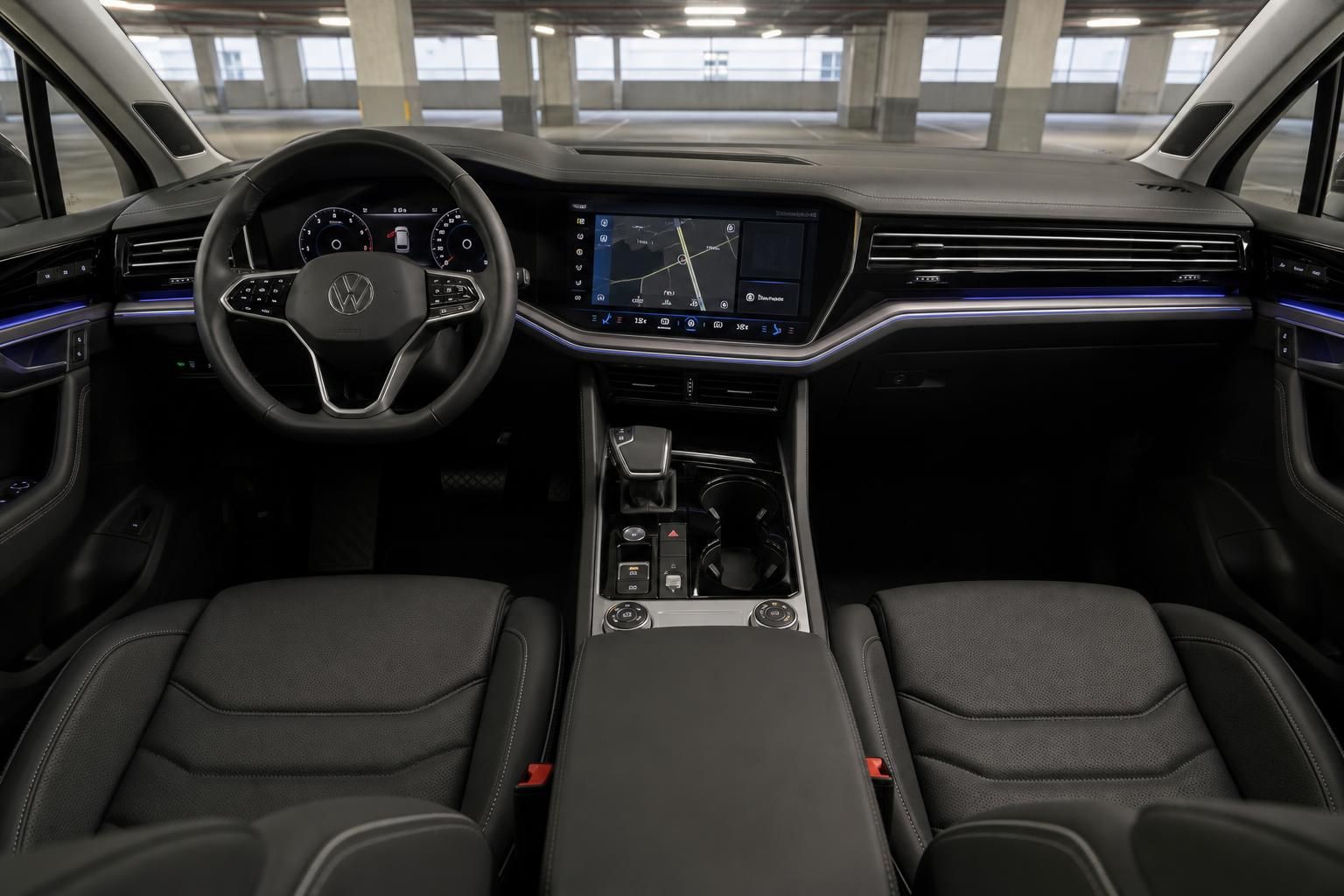 VW Touareg Innenraum mit Cockpit und Navigationsdisplay