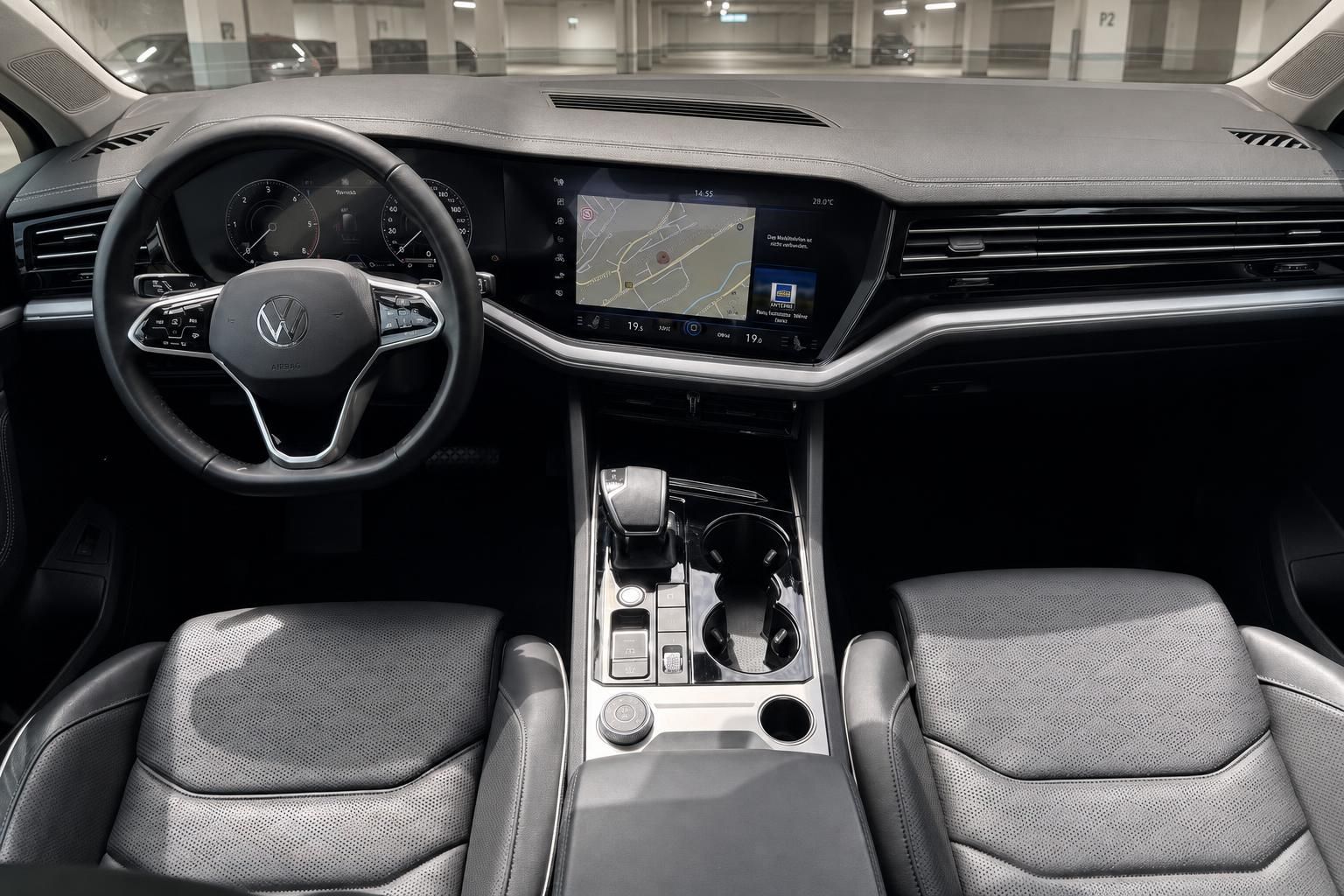 VW Touareg Cockpit mit Navigationssystem und Lederausstattung