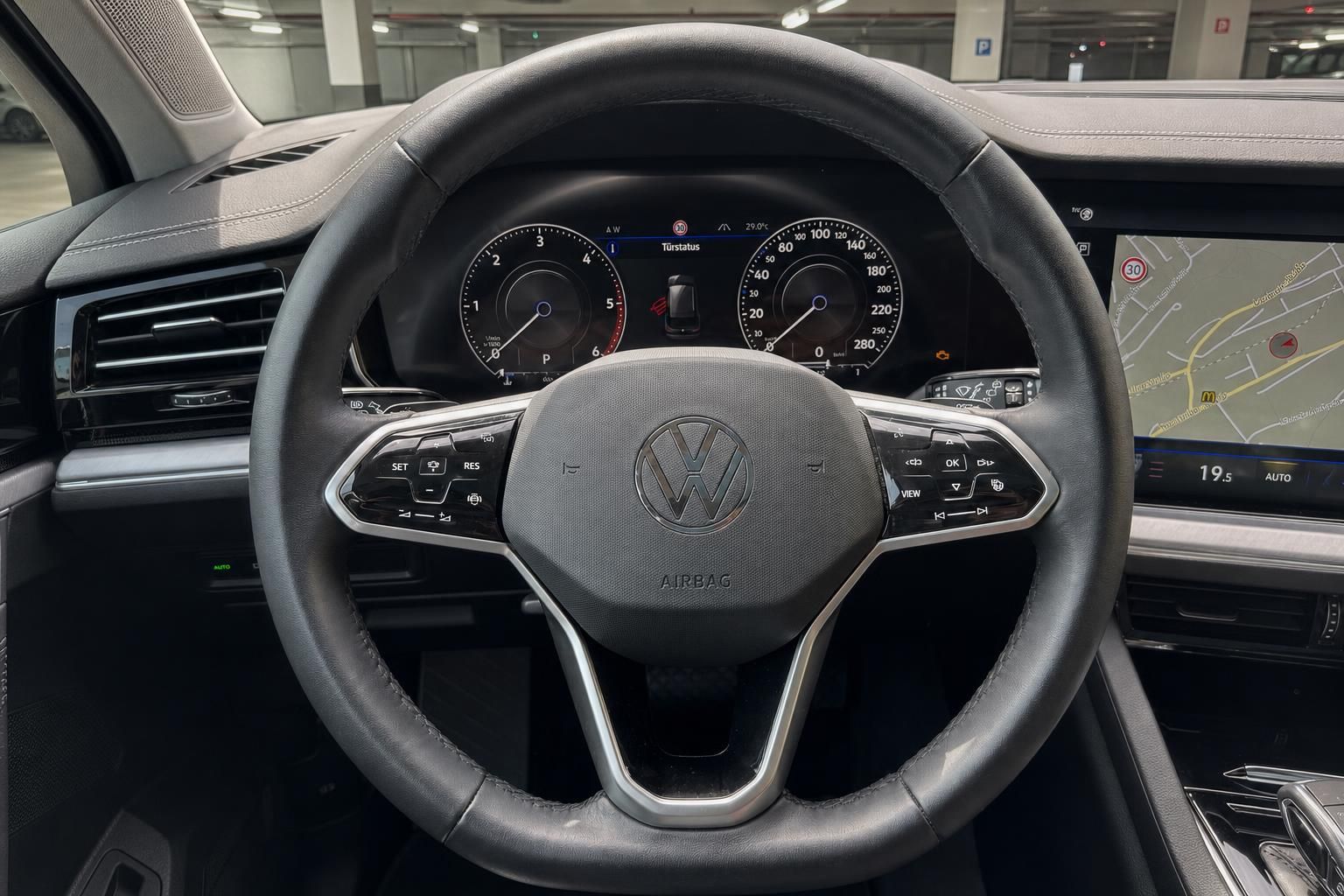 VW Touareg Lederlenkrad mit Multifunktionstasten und Tacho