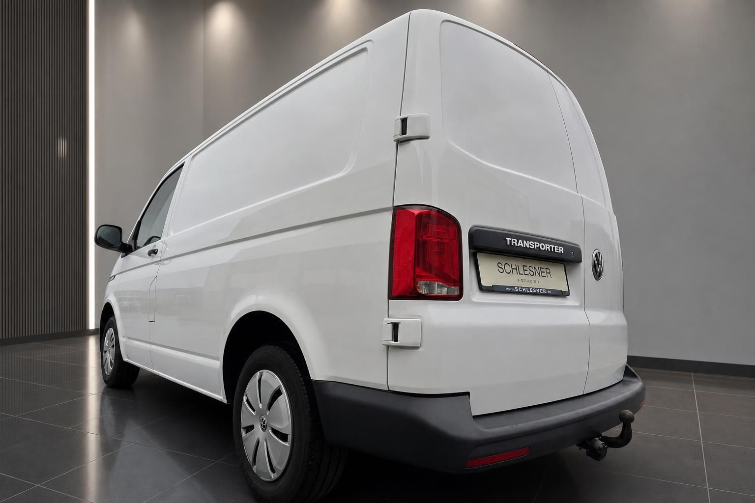 VW Transporter weiß Kastenwagen Heckansicht seitlich im Autohaus