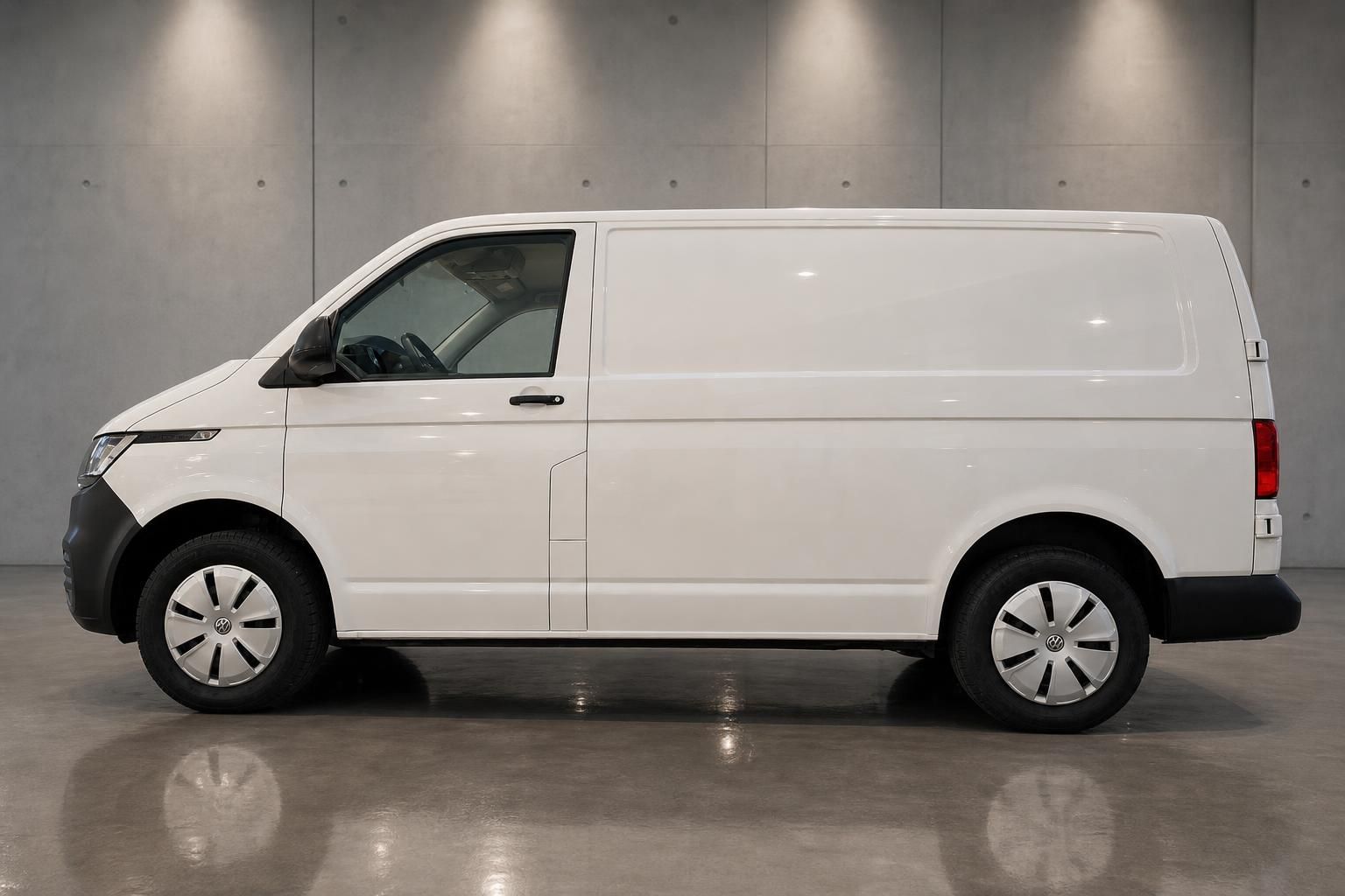 VW Transporter Kastenwagen weiß Seitenansicht im Studio