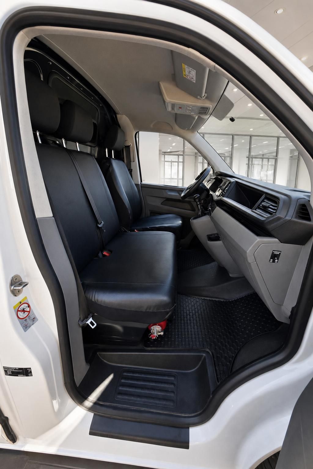 VW Transporter Innenraum Vordersitze und Cockpit Beifahrerseite