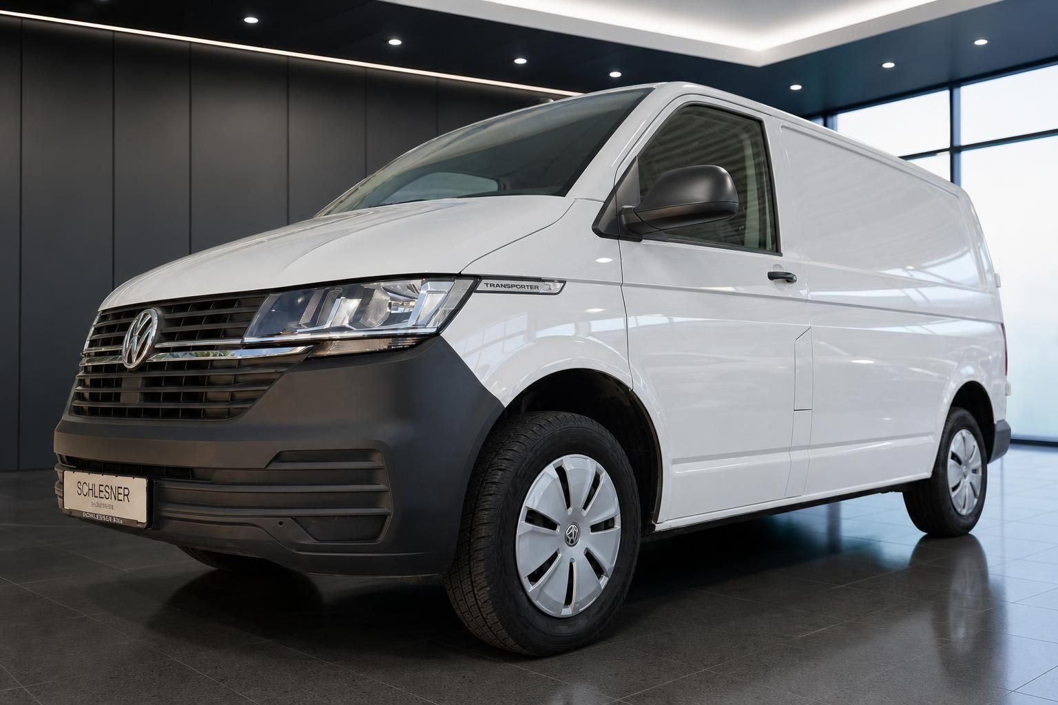 VW Transporter T6.1 weiß, Frontansicht schräg im Showroom