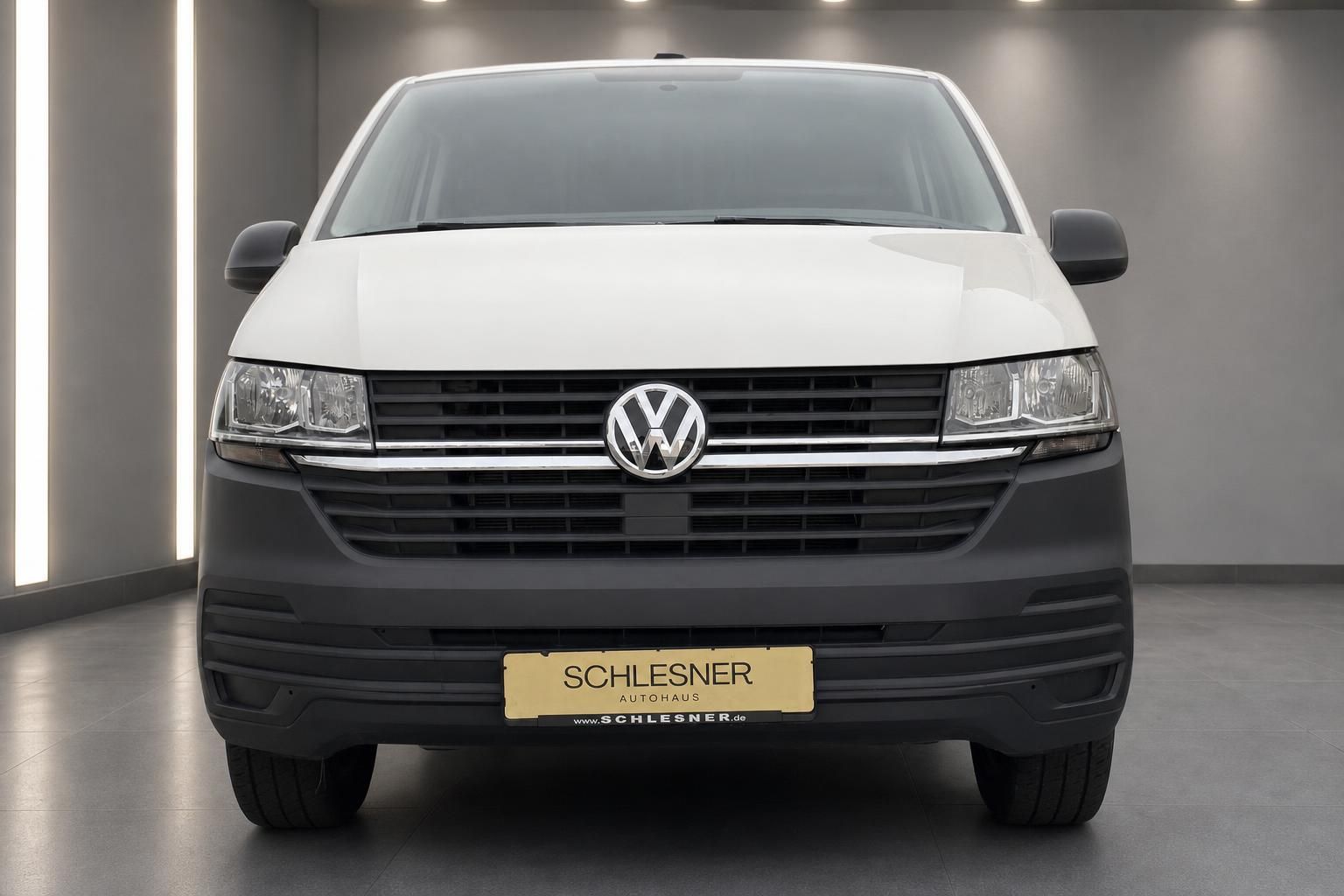 VW Transporter T6.1 weiß, Frontansicht mit Kühlergrill und Logo