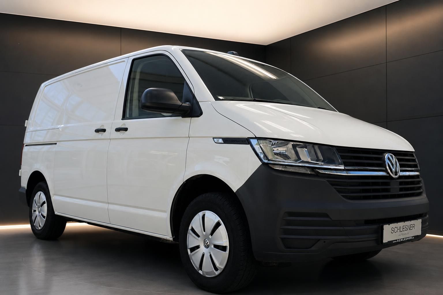 VW Transporter T6.1 weiß, Frontansicht schräg im Autohaus Schlesner
