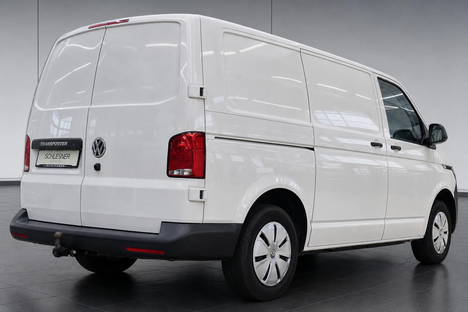 VW Transporter weiß Kastenwagen Heck- und Seitenansicht Studio