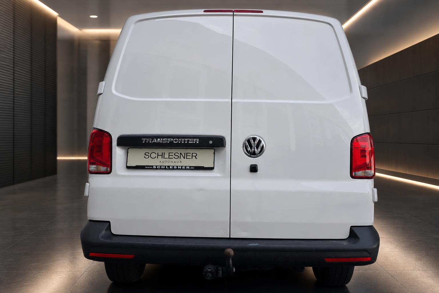 VW Transporter weiß Kastenwagen Heckansicht mit Anhängerkupplung