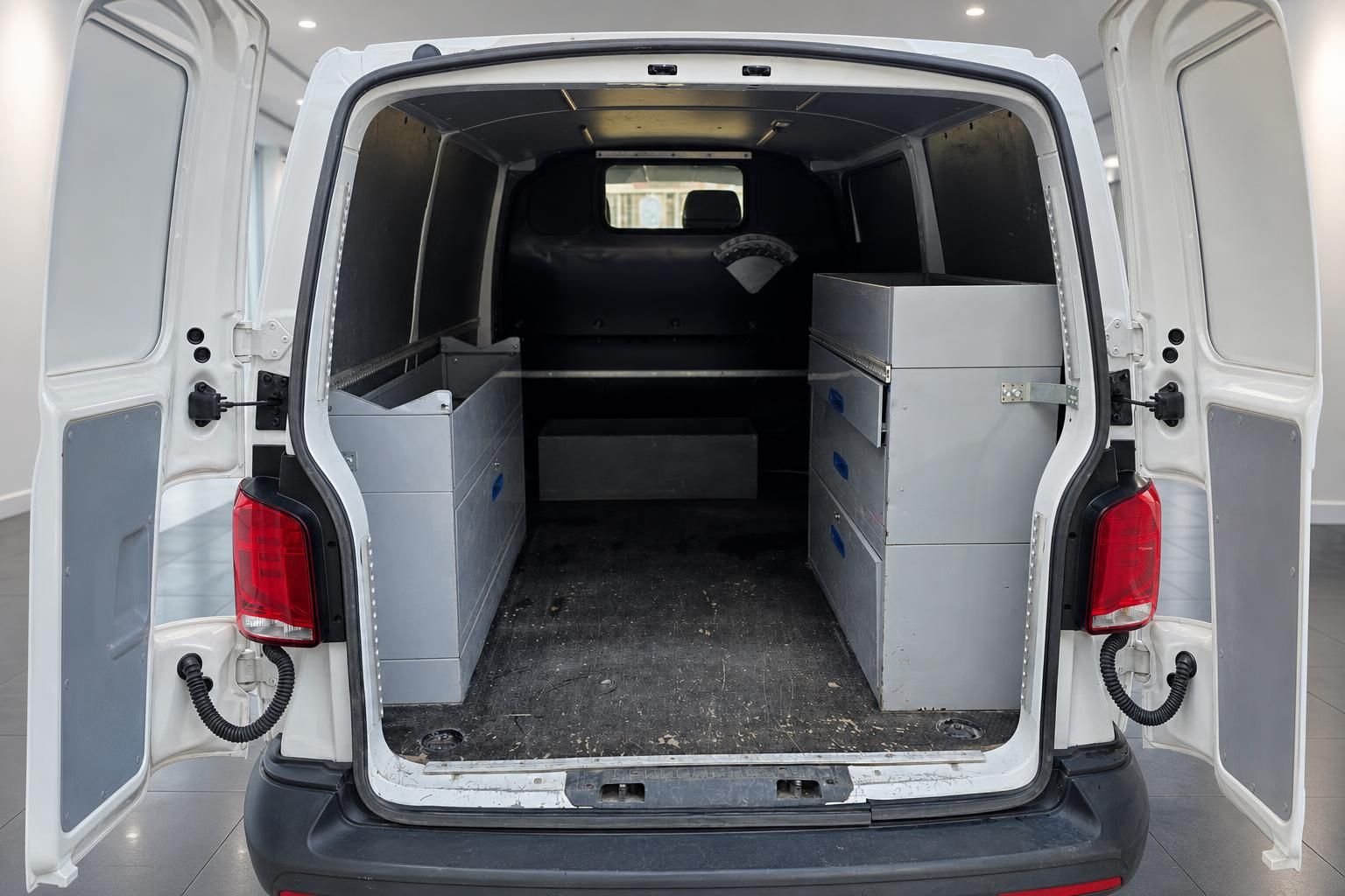 VW Transporter Laderaum mit offenen Türen und Einbauregalen