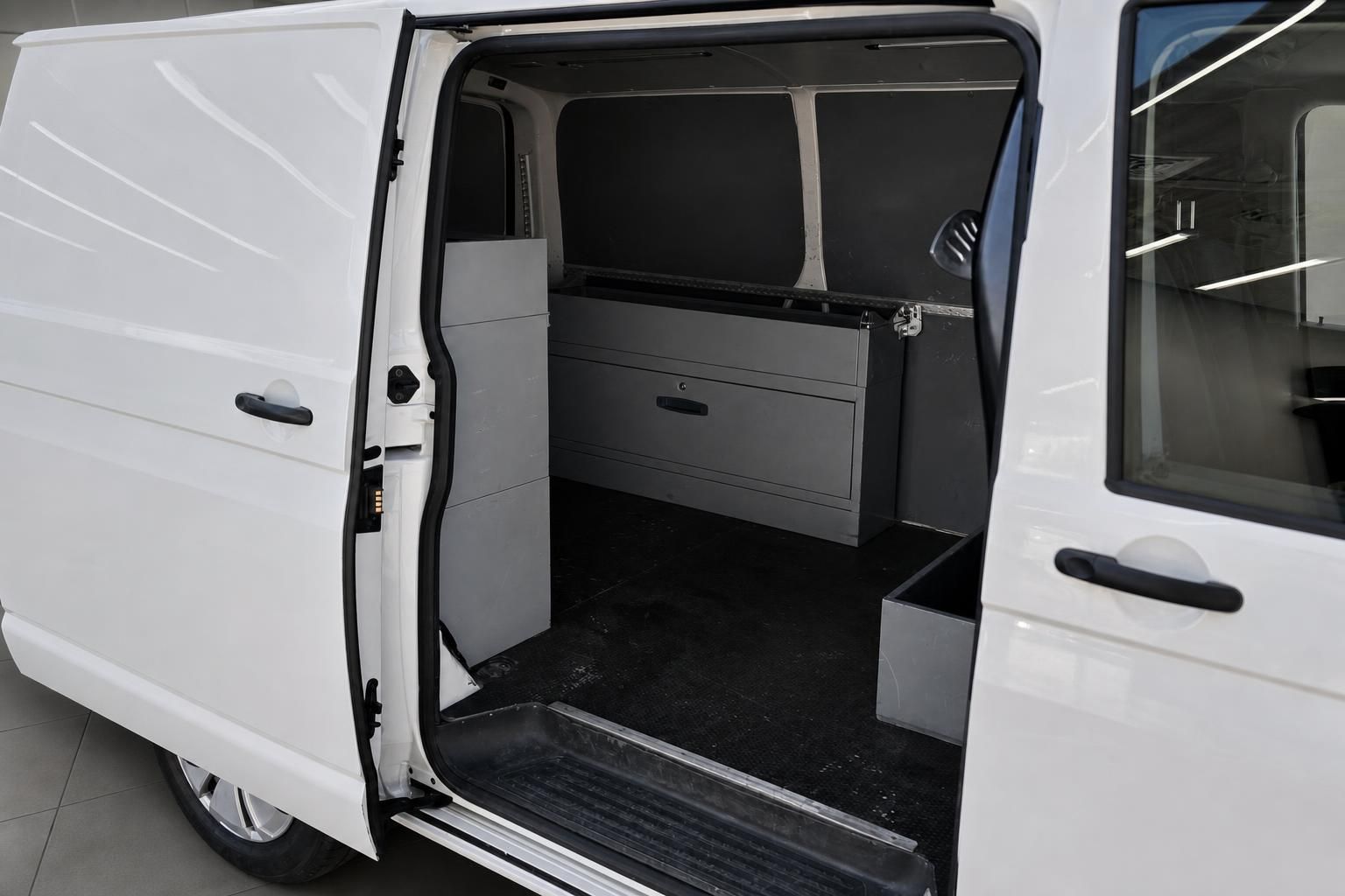 VW Transporter Laderaum Innenansicht mit Werkzeugkisten und Schiebetür