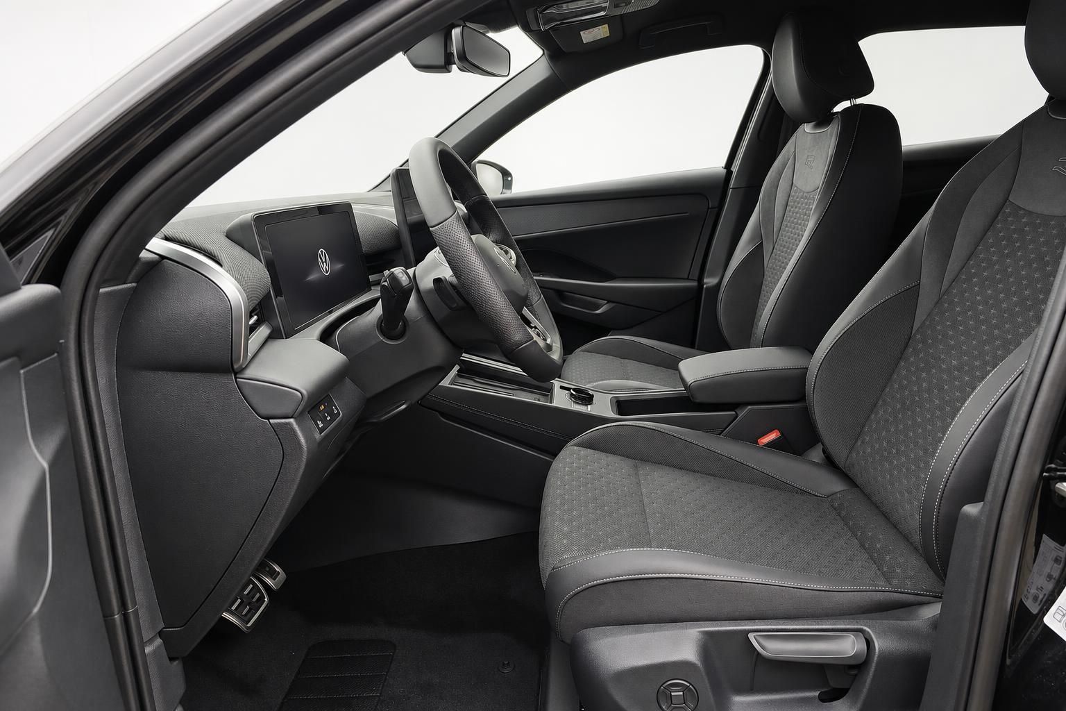Innenraum VW SUV mit Sportsitzen und Cockpit Ansicht