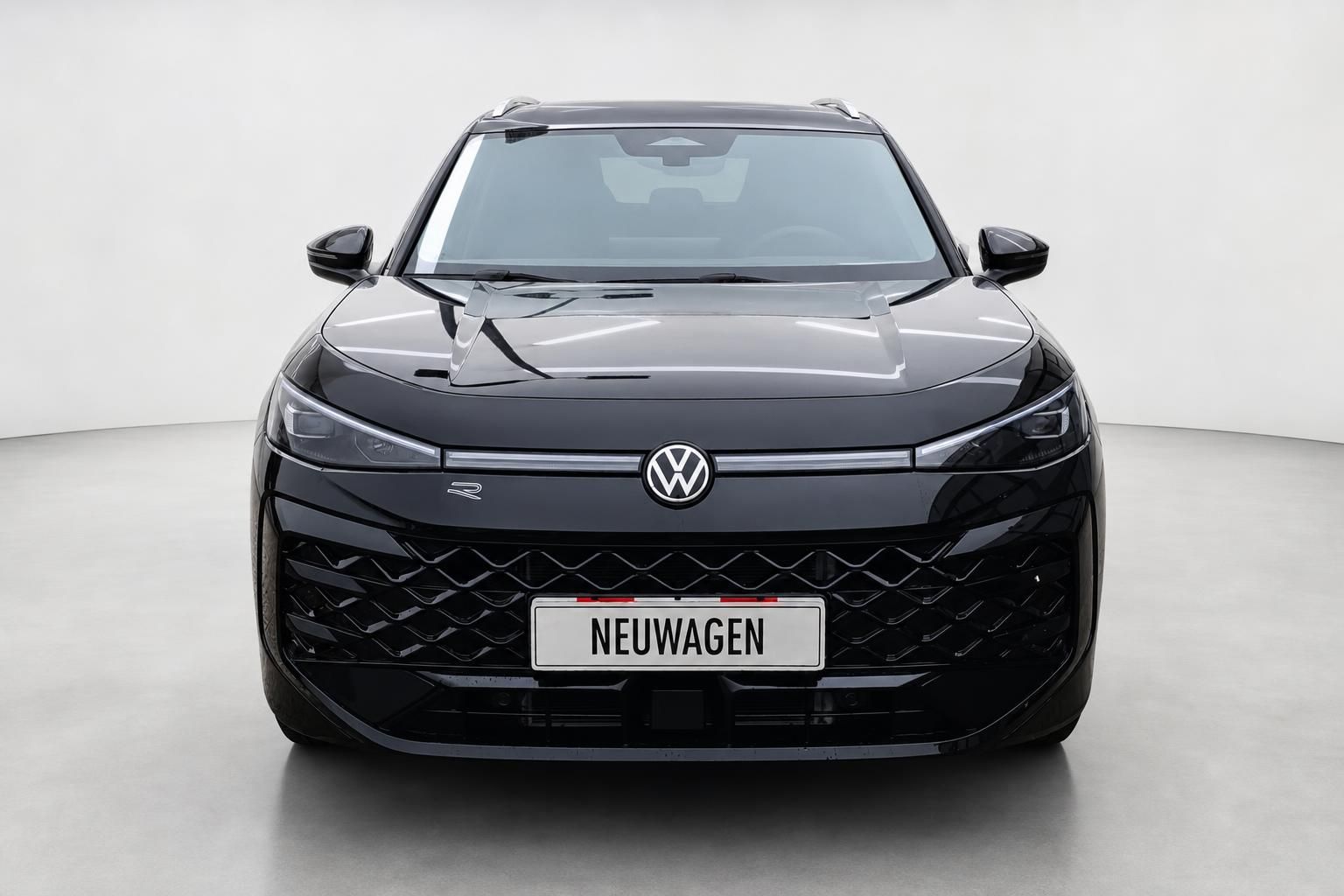 VW ID.5 GTX schwarz, Frontansicht mit VW Logo im Detail
