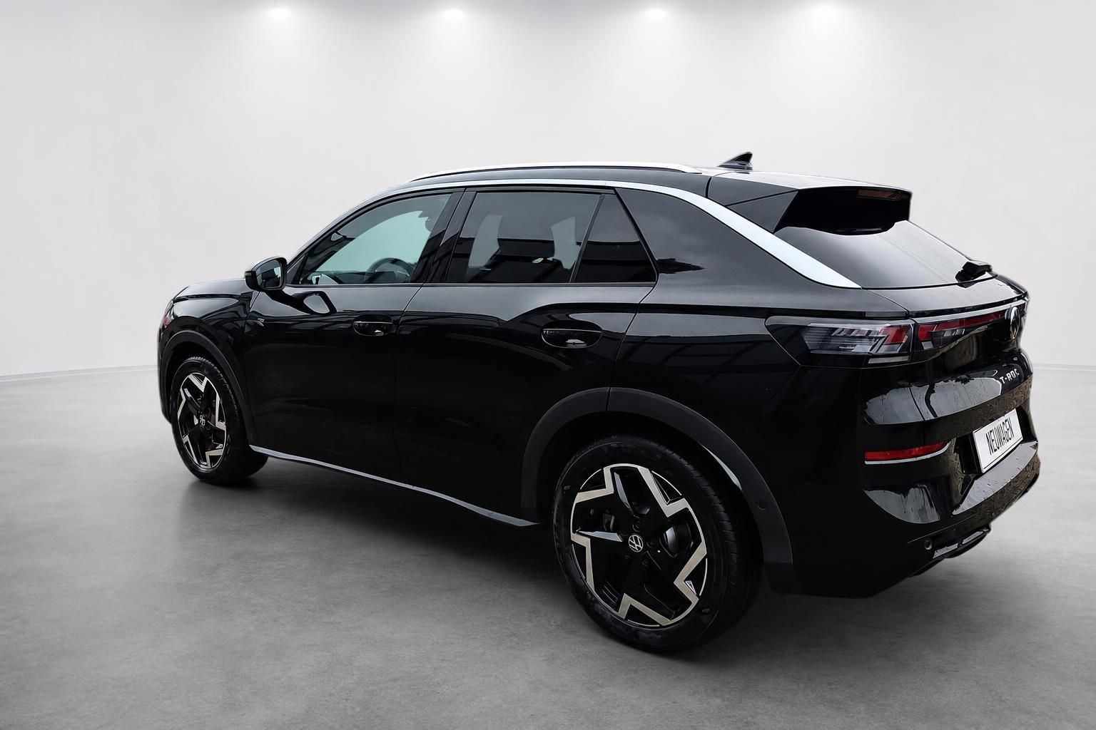 VW T-Roc schwarz Heck-Seitenansicht Neuwagen Alufelgen