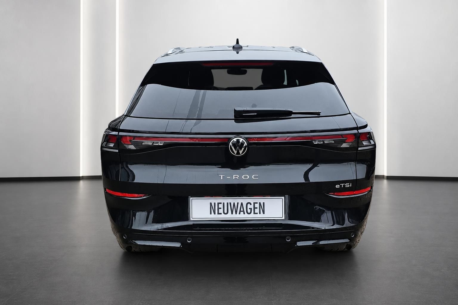 VW T-Roc eTSI schwarz Heckansicht Neuwagen Studio