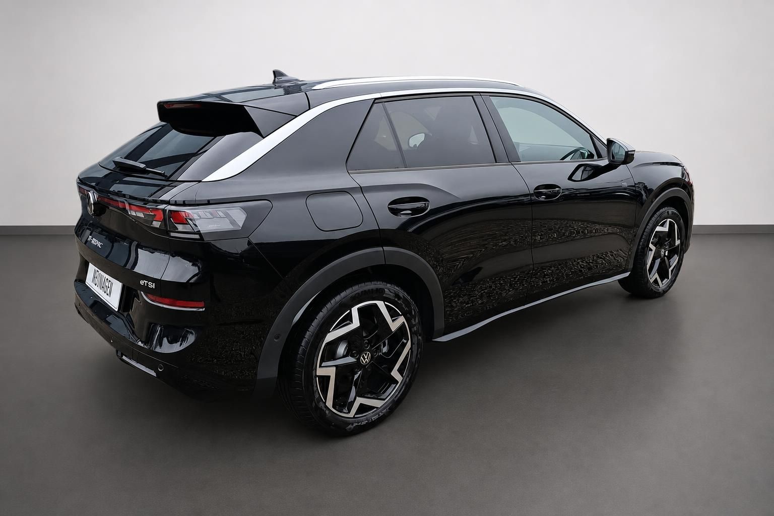 VW T-Roc eTSI schwarz Heckansicht seitlich Neuwagen