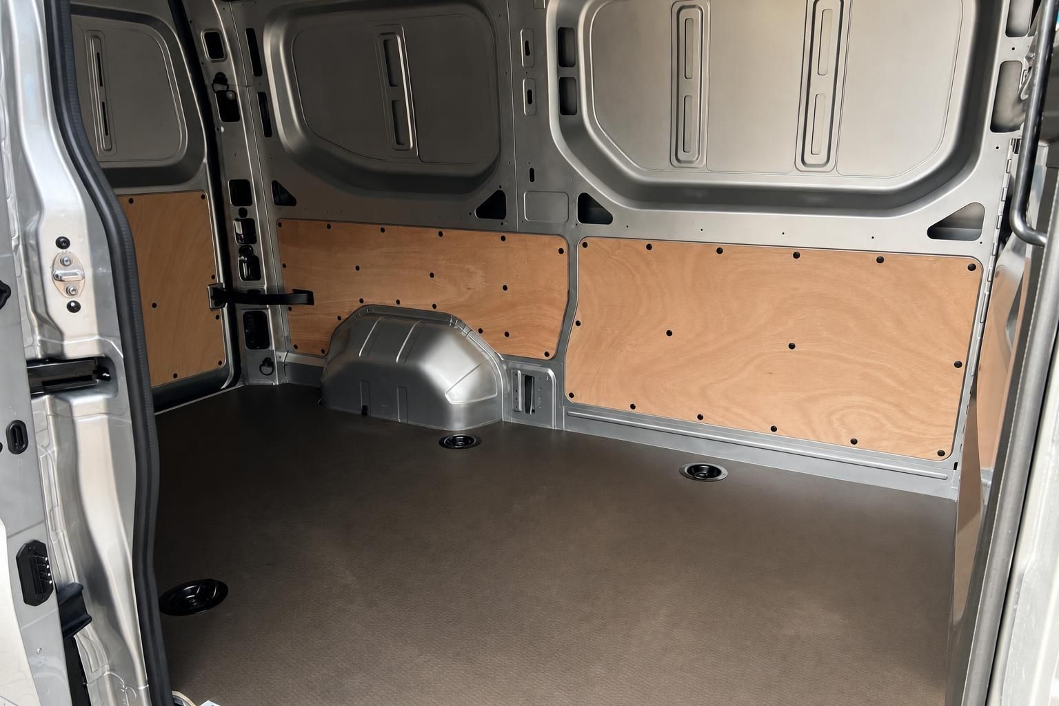 Laderaum eines Transporters mit Holzverkleidung und Gummi-Bodenbelag