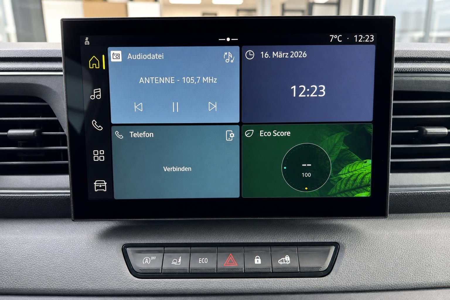 Infotainment-System mit Touchscreen zeigt Radio und Eco Score im Fahrzeug-Cockpit
