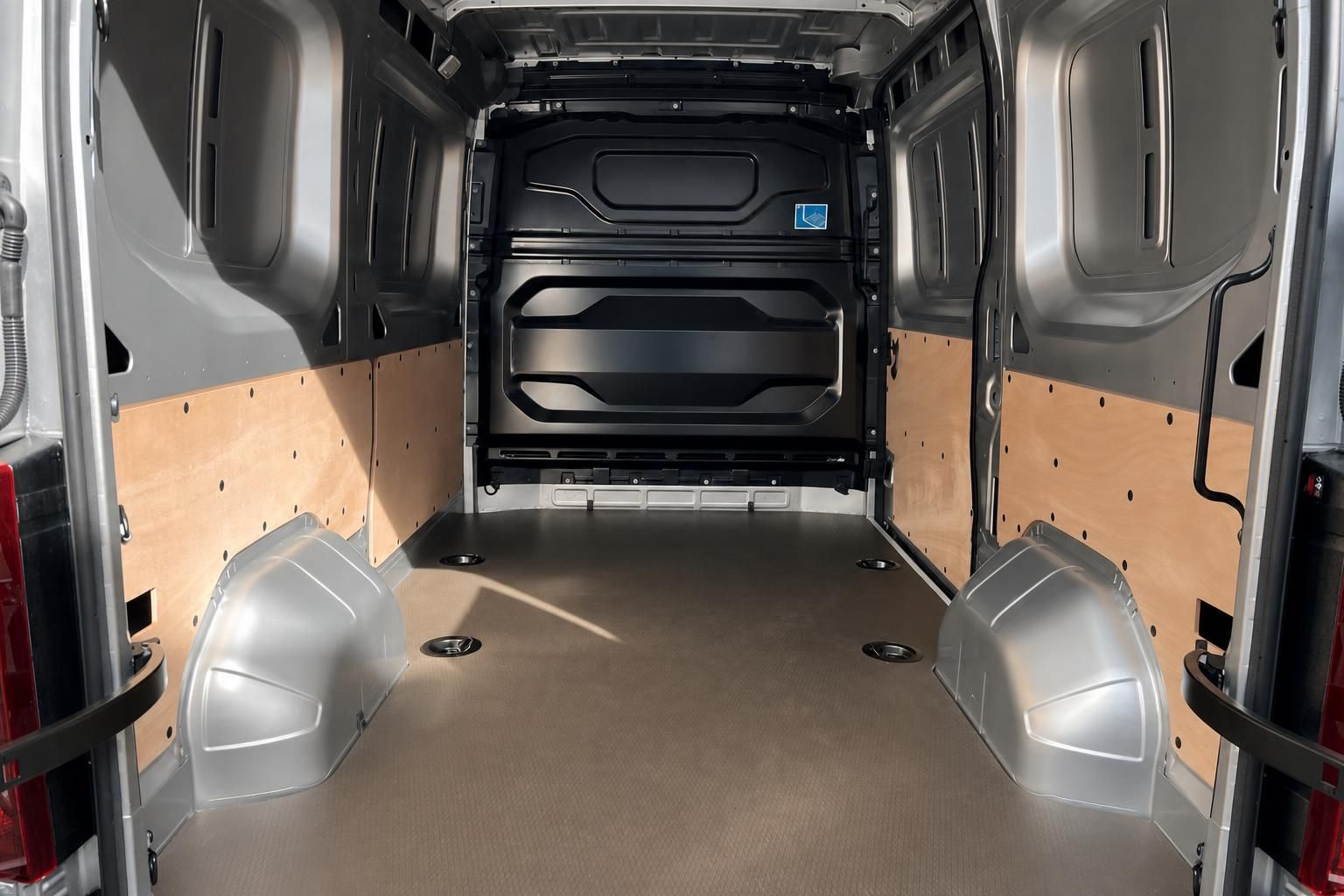 Transporter Laderaum innen mit Holzverkleidung und offenen Hecktüren - Nutzfahrzeug
